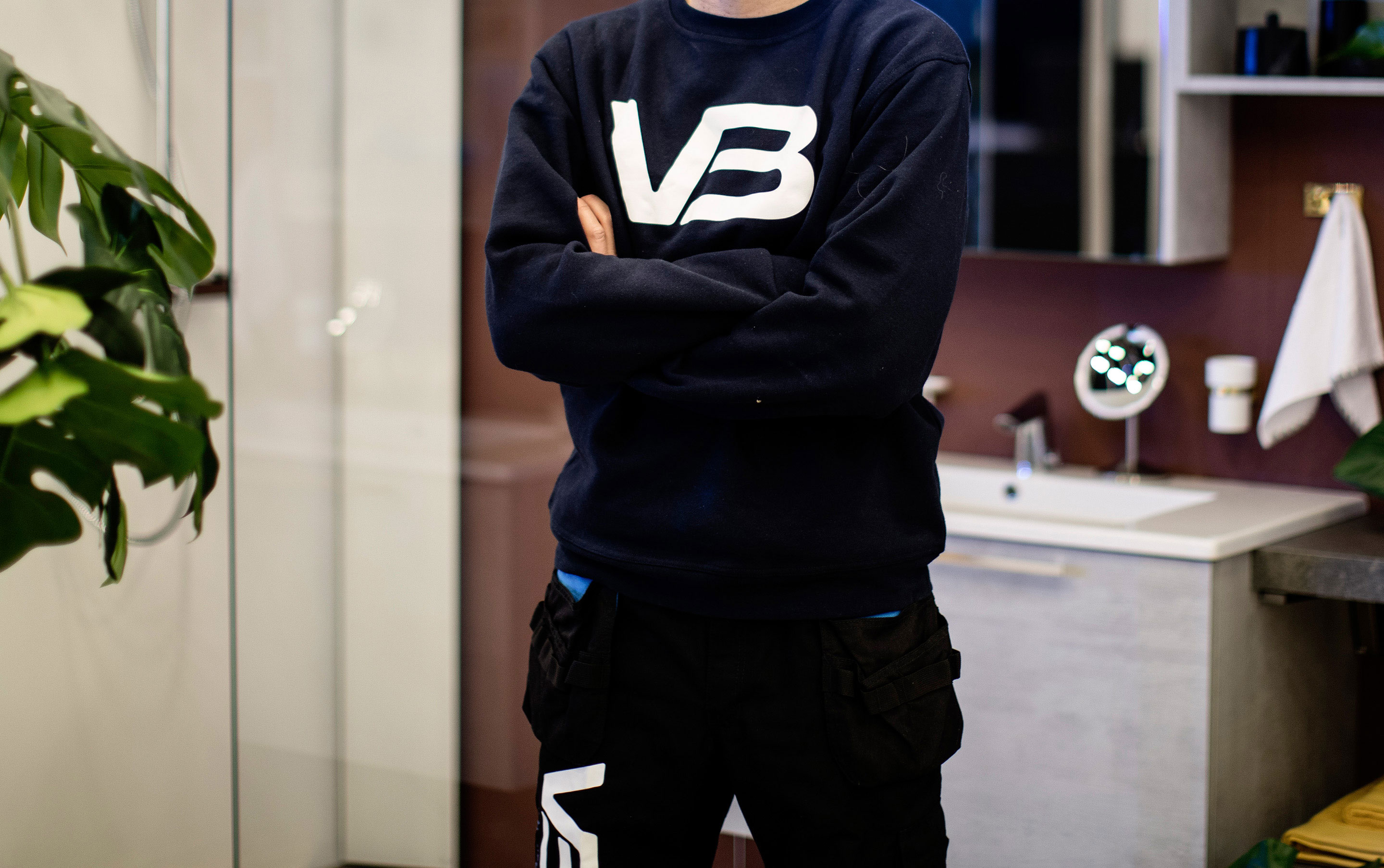 VB Rørlegger med armene i kors og bedriftslogo på framsiden av genseren sin